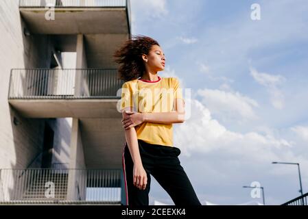 Femme sportive debout dans la rue Banque D'Images