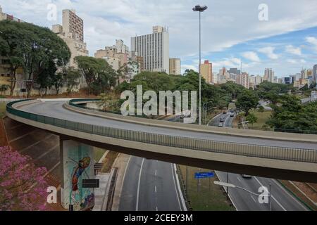 SAO PAULO, BRÉSIL - 01 mai 2020 : Sao Paulo , Brésil : streetview, avenue Bandeirantes, paysage urbain . Banque D'Images
