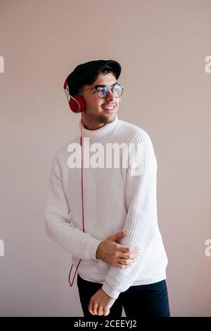 Homme décontracté avec casque Banque D'Images