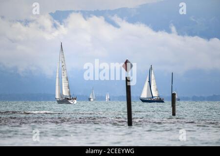 Langenargen, Allemagne. 1er septembre 2020. Plusieurs bateaux naviguent en face de Gohren sur le lac de Constance, tandis qu'en arrière-plan une bande de nuages s'étend sur la côte suisse. Credit: Felix Kästle/dpa/Alay Live News Banque D'Images