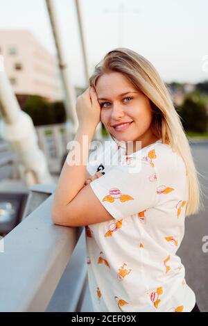 Jeune femme debout sur le pont Banque D'Images