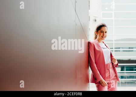 Modèle élégant en rose sur la rue Banque D'Images