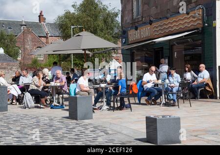 Le café de la rue de la place Colquhoun, à Helensburgh, s'est étendu sur le trottoir pendant les restrictions de pandémie. Banque D'Images