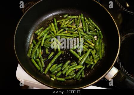 Les haricots frits dans une casserole. Foyer séelctif. Banque D'Images