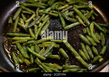 Les haricots frits dans une casserole. Foyer séelctif. Banque D'Images