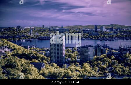 Paysage urbain - vue sur la ville par temps nuageux. Photo avec filtre infrarouge. Banque D'Images