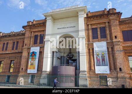 SAO PAULO, BRÉSIL - 01 août 2020 : vue extérieure de la façade de l'édifice de l'État Pinacoteca à Sao Paulo, Brésil Banque D'Images