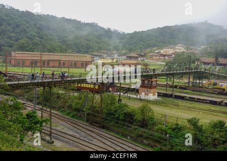 PARANAPIACABA, BRÉSIL - 01 août 2020 : village historique de Paranapiacaba sous brouillard. Ancienne gare. Santo Andre, Brésil Banque D'Images