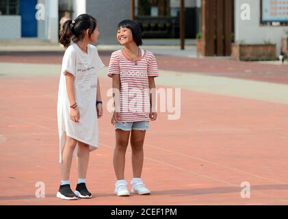 (200901) -- HEFEI, 1er septembre 2020 (Xinhua) -- lu Suzi (R) joue avec un camarade de classe à l'école centrale de Changlinhe dans le comté de Feidong, Hefei, province d'Anhui, en Chine orientale, le 31 août 2020. Lu Suzi, né en 2011, est un élève de l'école primaire dans le comté de Feidong. En juillet, sous la menace de graves inondations, elle et sa famille ont été évacuées vers un lieu de réinstallation sûr, où elles ont reçu des soins et une attention méticuleuses de la part de bénévoles. Au fur et à mesure que les eaux de crue s'estompage, la vie de lu Suzi a commencé à revenir à la normale. L'école centrale de la zone scolaire de Changlinhe a officiellement ouvert lundi et lu, qui a b Banque D'Images