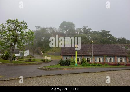 PARANAPIACABA, BRÉSIL - 01 août 2020 : village historique de Paranapiacaba sous brouillard. Ancienne gare. Santo Andre, Brésil Banque D'Images