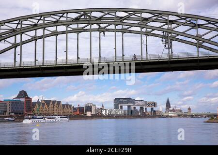 Vue de dessous le Suedbruecke au port de Rheinau avec les Crane Houses et à la cathédrale, Cologne, Allemagne. Betrieb einer Suedbruec Banque D'Images