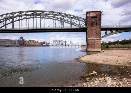 Vue de dessous le Suedbruecke au port de Rheinau avec les Crane Houses et à la cathédrale, Cologne, Allemagne. Betrieb einer Suedbruec Banque D'Images