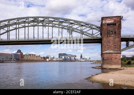 Vue de dessous le Suedbruecke au port de Rheinau avec les Crane Houses et à la cathédrale, Cologne, Allemagne. Betrieb einer Suedbruec Banque D'Images