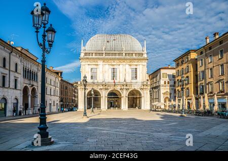 Palais Palazzo della Loggia Hôtel de ville immeuble de style Renaissance et lumières de rue sur la place Piazza della Loggia, centre historique de la ville de Brescia, fond bleu ciel, Lombardie, Italie du Nord Banque D'Images