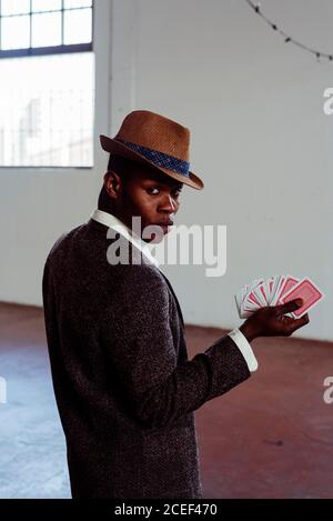 Homme beau avec des cartes à jouer Banque D'Images