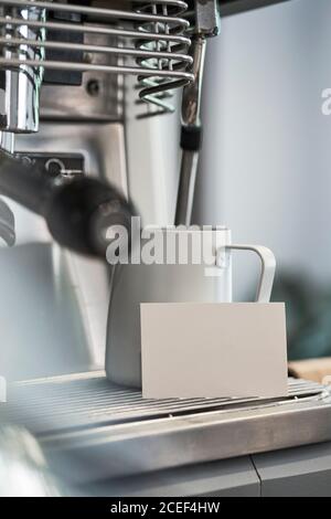 Le café est versé dans la tasse avec une machine professionnelle Banque D'Images