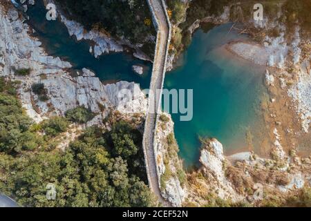 Vue aérienne d'un pont médiéval dans la montagne Banque D'Images