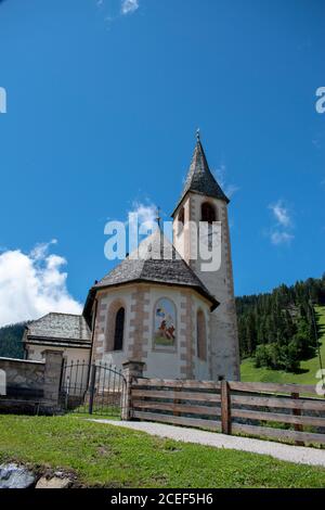 Église paroissiale de San Vito, petit village au pied des Dolomites en direction du lac Braies. Alpes. Tyrol du Sud. Italie Banque D'Images