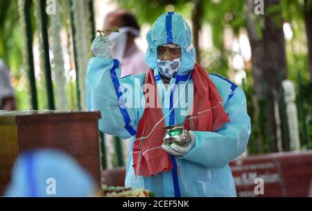 New Delhi, Inde. 1er septembre 2020. Abhijit Mukherjee, fils de feu Pranab Mukherjee, rend hommage lors des funérailles de l'ancien président de l'Inde, au terrain de crémation Lodhi Road à New Delhi, en raison du protocole COVID, le corps a été pris dans une camionnette au lieu de la voiture de canon. Mardi 1 septembre 2020. Banque D'Images