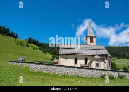 Église paroissiale de San Vito, petit village au pied des Dolomites en direction du lac Braies. Alpes. Tyrol du Sud. Italie Banque D'Images