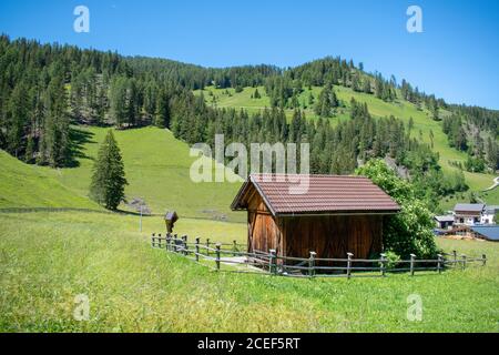 Chalet en rondins dans les Dolomites, entouré de champs verdoyants et de montagnes. Arche alpine. Alpes. Chalet. Italie Banque D'Images