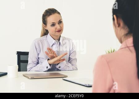 Deux jeunes femmes d'affaires se rencontrent pour une entrevue. Banque D'Images