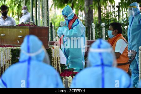 New Delhi, Inde. 1er septembre 2020. Abhijit Mukherjee, fils de feu Pranab Mukherjee, rend hommage lors des funérailles de l'ancien président de l'Inde, au terrain de crémation Lodhi Road à New Delhi, en raison du protocole COVID, le corps a été pris dans une camionnette au lieu de la voiture de canon. Mardi 1 septembre 2020. Banque D'Images