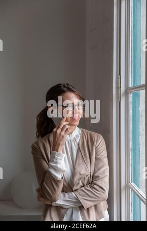 Jeune femme parlant sur le mobile Banque D'Images