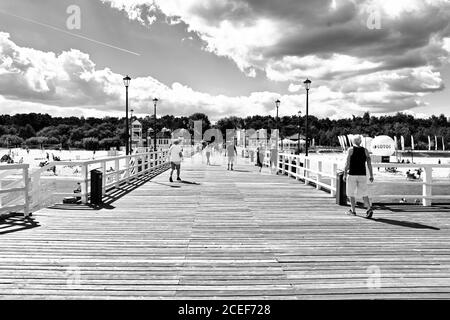 Les gens se reposent sur le beacn dans une chaude journée d'été. Golfe de Gdansk, Mer Baltique, Gdansk Brzezno, Pologne. Banque D'Images