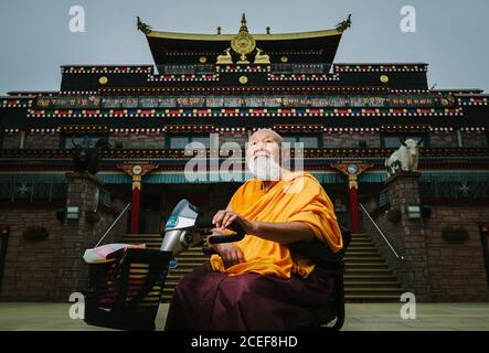 Moine bouddhiste, Lama Yeshe Losal Rinpoché, à Samye Ling Monestery tibétain, près de Lockerbie, Dumfries et Galloway, Écosse, Royaume-Uni. Banque D'Images