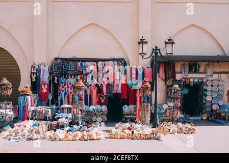 Boutique de souvenirs dans un marché marocain Banque D'Images