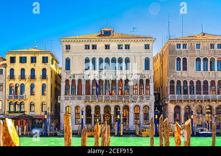 Grand Canal de la voie navigable à Venise avec des gondoles amarrées, amarrées et de voile, Palazzo Loredan palais de style baroque bâtiment, ciel bleu, région de Vénétie, Italie. Paysage urbain vénitien. Banque D'Images
