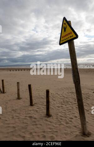Avertissement, sable mou et signe de boue, Brean Sands, Somerset, Royaume-Uni Banque D'Images