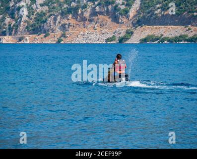 Un homme à bord d'une motomarine sur l'eau Banque D'Images