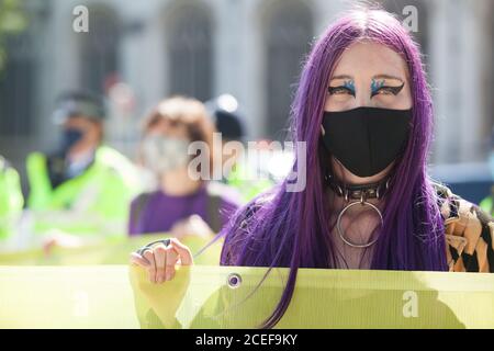 Londres, Royaume-Uni, 1er septembre 2020 : les manifestants de la rébellion de l'extinction ont marché sur la place du Parlement et ont violé les lignes de police pour fermer les routes environnantes. Quelques arrestations ont été effectuées. Les militants écologistes appellent les députés à appuyer le projet de loi sur les urgences climatiques et écologiques (projet de loi du CEE). Anna Watson/Alay Live News Banque D'Images