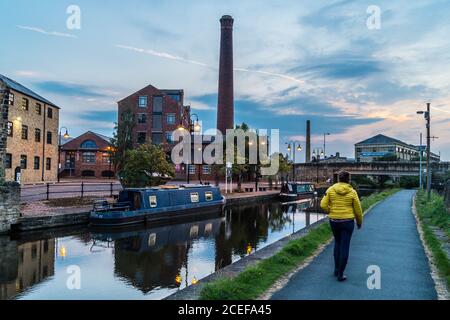 Ancien moulin et cheminée, Salt's Wharf, canal Leeds & Liverpool, Shipley, West Yorkshire, Angleterre au coucher du soleil Banque D'Images