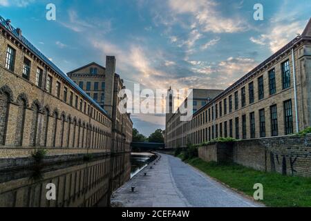 Salt's Mill, village modèle et moulin de Saltaire, canal de Leeds et Liverpool, Shipley, West Yorkshire, Angleterre Banque D'Images