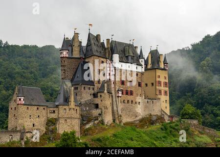 Wierschem, Rhénanie-Palatinat / Allemagne - 1er août 2020 : vue sur le magnifique château d'Eltz en Rhénanie-Palatinat Banque D'Images