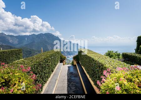 Photos des jardins luxuriants et des vues magnifiques depuis le célèbre hôtel de luxe le Belmond Hotel Caruso à Ravello, côte amalfitaine, Italie. Banque D'Images
