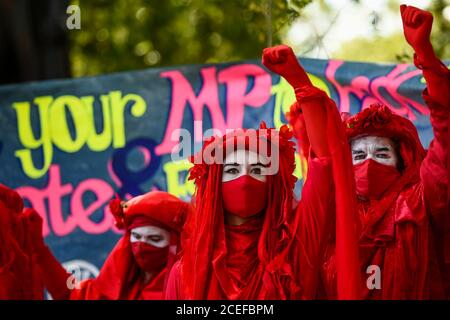 Londres, Royaume-Uni. 1er septembre 2020. Les militants de la brigade rouge de la rébellion des extinction prennent part à une manifestation sur le changement climatique sur la place du Parlement le jour où les députés reviennent à Westminster après les vacances d'été. Credit: Stephen Chung / Alamy Live News Banque D'Images