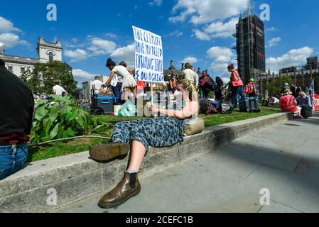 Londres, Royaume-Uni. 1er septembre 2020. Une militante de la rébellion des extinction participe à une manifestation sur le changement climatique sur la place du Parlement le jour où les députés reviennent à Westminster après les vacances d'été. Credit: Stephen Chung / Alamy Live News Banque D'Images