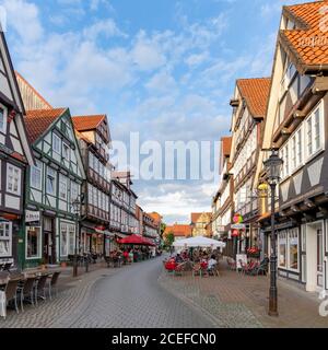 Celle, Niedersachsen / Allemagne - 3 août 2020: Les gens apprécient une belle soirée d'été dans les rues de la vieille ville historique de celle Banque D'Images