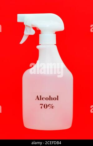 Désinfectant pour les mains - alcool 70% spray pour la protection contre le coronavirus (COVID-19) et d'autres maladies contagieuses. Isolé sur fond rouge. Gros plan. Banque D'Images