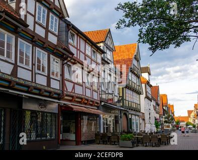 Celle, Niedersachsen / Allemagne - 3 août 2020 : belle soirée d'été dans la vieille ville historique de celle en Basse-Saxe Banque D'Images