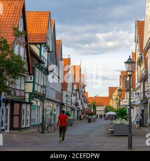 Celle, Niedersachsen / Allemagne - 3 août 2020 : belle soirée d'été dans la vieille ville historique de celle en Basse-Saxe Banque D'Images