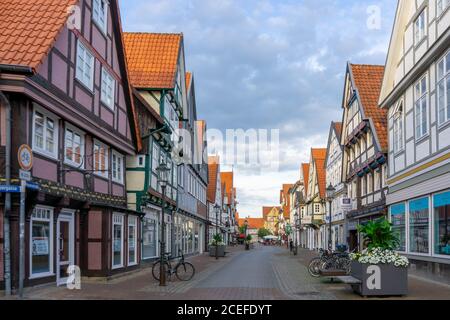 Celle, Niedersachsen / Allemagne - 3 août 2020 : belle soirée d'été dans la vieille ville historique de celle en Basse-Saxe Banque D'Images