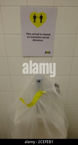 Salle de bains urinoir fermée en raison de la distance sociale. IKEA Paramus, New Jersey Banque D'Images