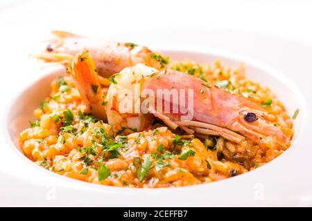 Élégante plaque en céramique blanche avec risotto délicieux aux crevettes Banque D'Images