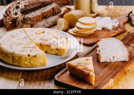 Une délicieuse composition de nourriture avec des pâtisseries et du pain Banque D'Images