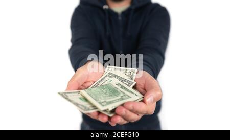 milieu de section de l'homme caucasien offrant ou donnant des billets en dollars à quelqu'un d'autre sur fond blanc Banque D'Images